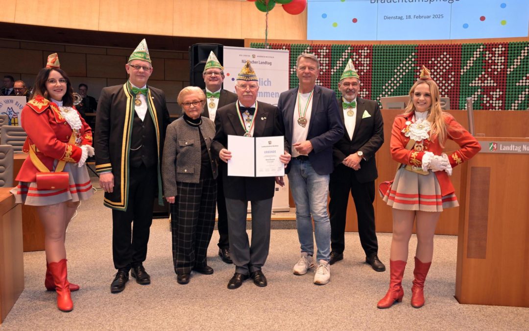 Dieter Geuenich erhält den Orden „Würdigung des Brauchtums“